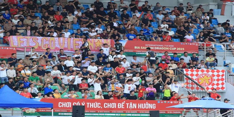 Cổ động viên của giải đấu "Đồng Hương" sân 7